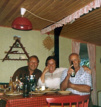 STIHUSVEJ 7, SMUT - LYSTRUP STRAND, Knud, Olga Jacobsen og Jørgen Madsen nyder frokosten 1972